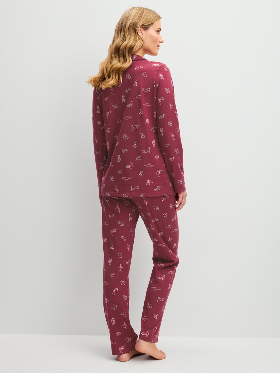 Damen-Model trägt Pyjama mit Knöpfen aus 100% Baumwolle in Rot, Gemustert aus Serie Family & Friends von CALIDA, Rückansicht