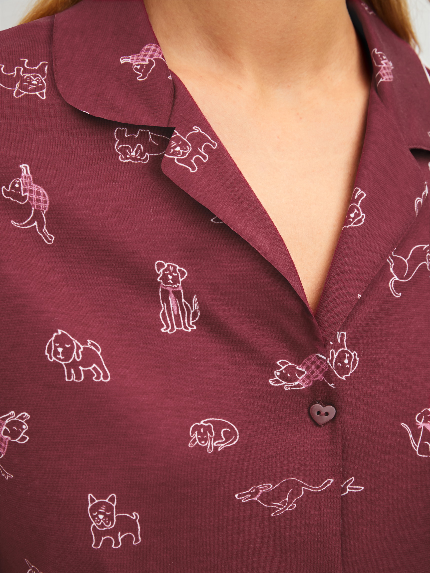 Damen-Model trägt Pyjama mit Knöpfen aus 100% Baumwolle in Rot, Gemustert aus Serie Family & Friends von CALIDA, Detail