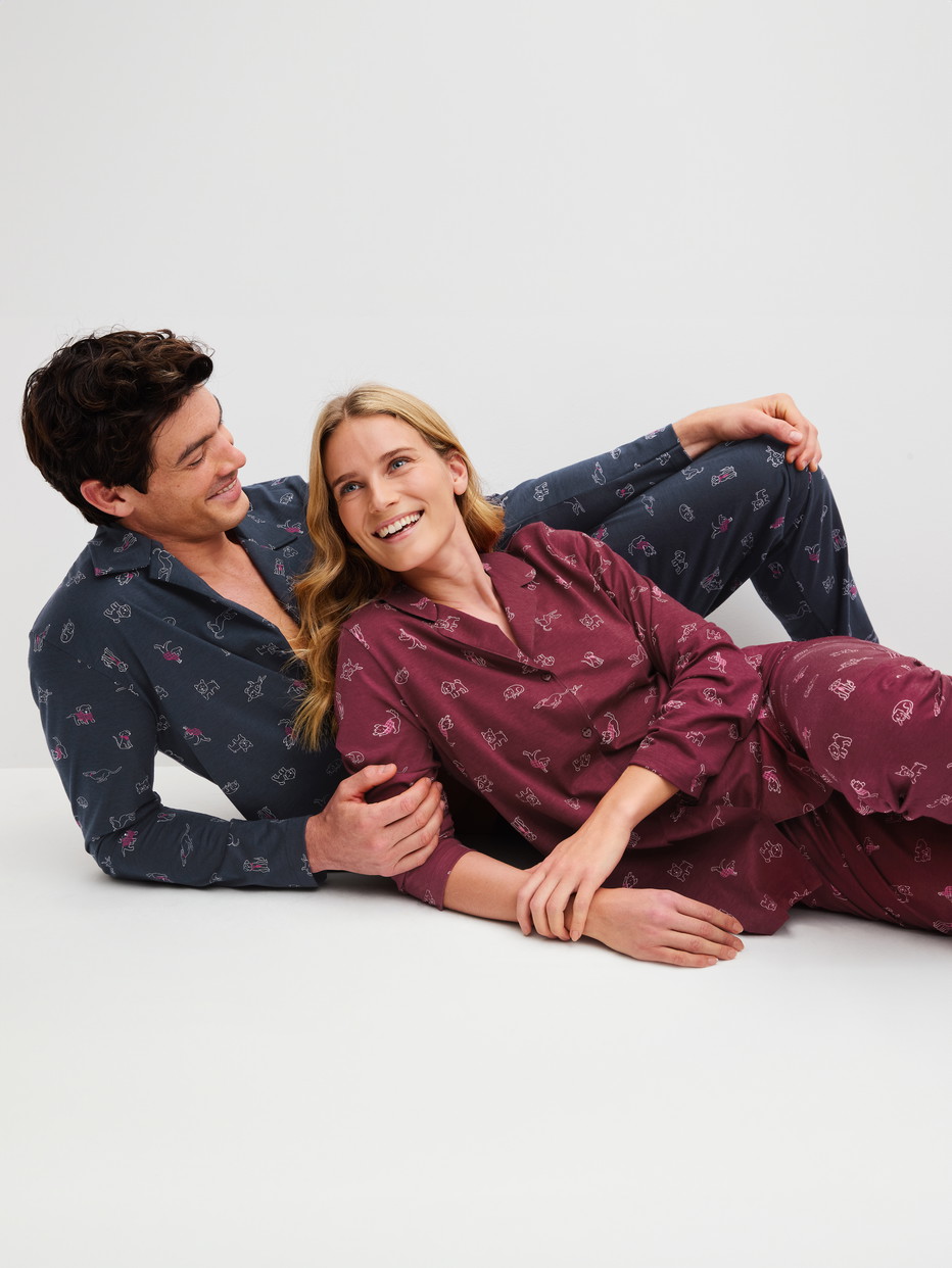 Damen-Model trägt Pyjama mit Knöpfen aus 100% Baumwolle in Rot, Gemustert aus Serie Family & Friends von CALIDA, Zusatzbild
