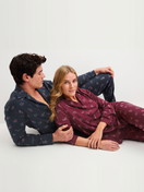 Damen-Model trägt Pyjama mit Knöpfen aus 100% Baumwolle in Rot, Gemustert aus Serie Family & Friends von CALIDA, Zusatzbild