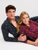Damen-Model trägt Pyjama mit Knöpfen aus 100% Baumwolle in Rot, Gemustert aus Serie Family & Friends von CALIDA, Zusatzbild