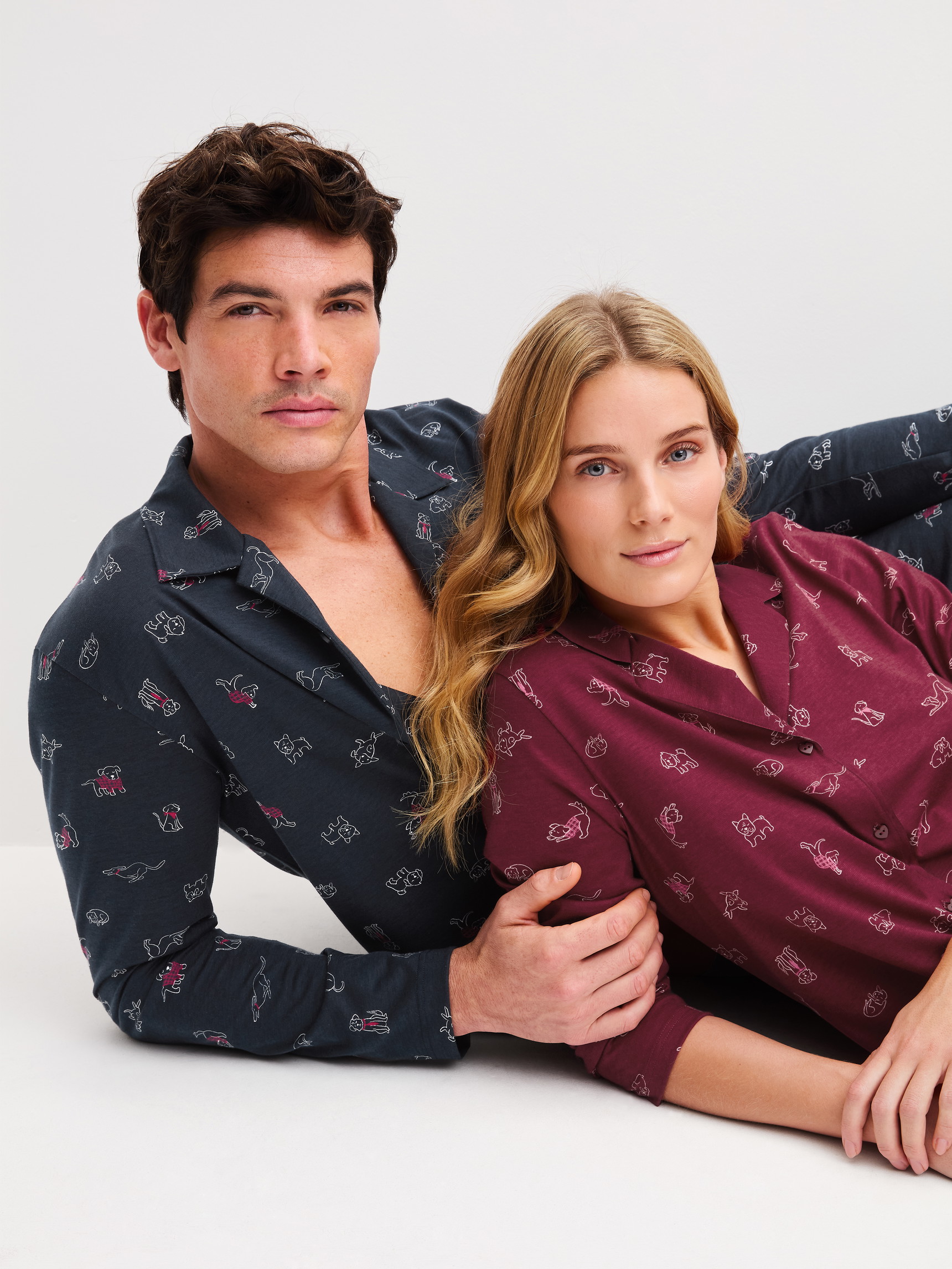 Damen-Model trägt Pyjama mit Knöpfen aus 100% Baumwolle in Rot, Gemustert aus Serie Family & Friends von CALIDA, Zusatzbild