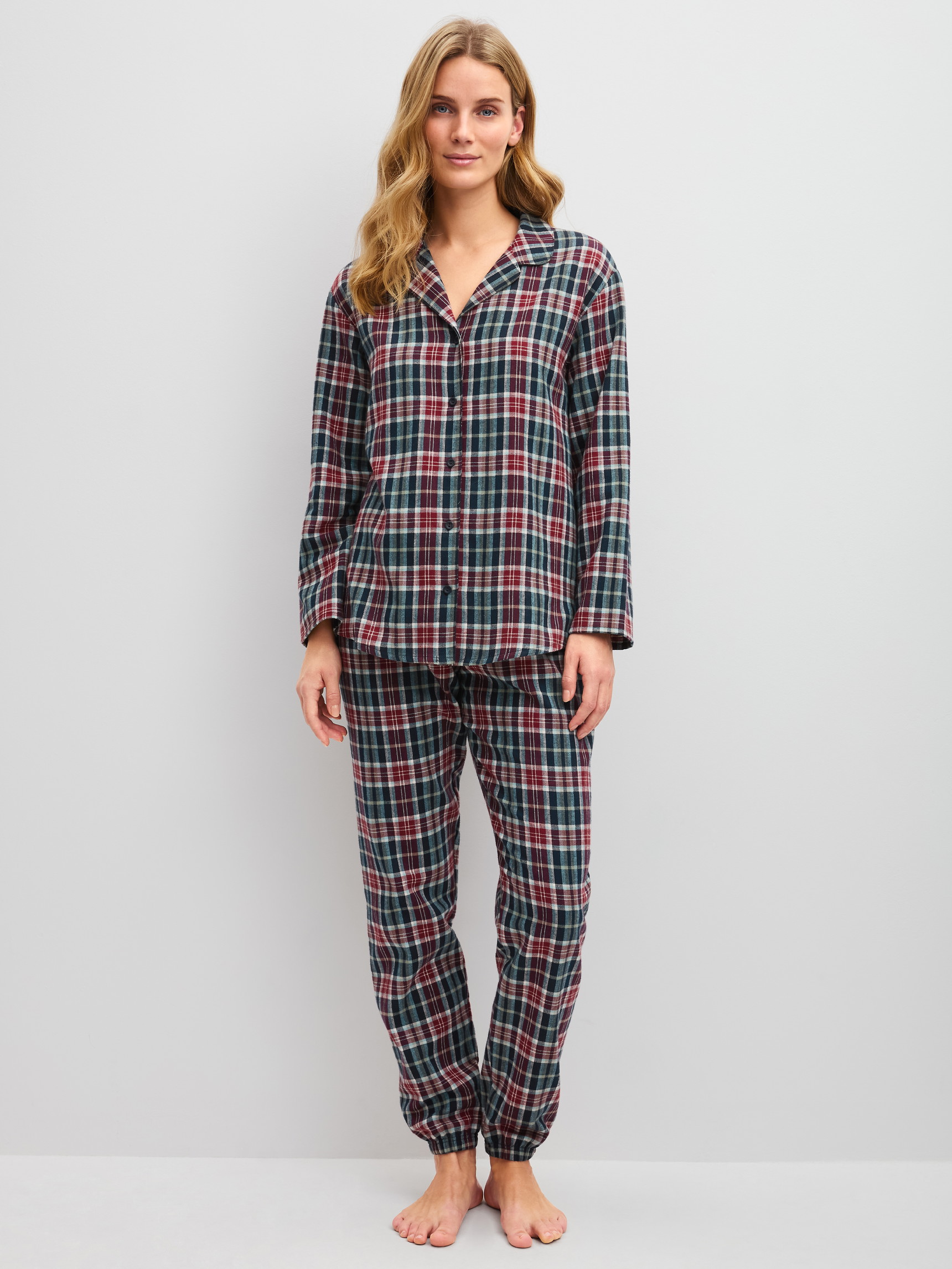 Damen-Model trägt Flanell-Pyjama mit Knöpfen aus 100% Baumwolle in Blau, Kariert aus Serie Holiday Dreams von CALIDA, Vorderansicht