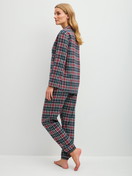 Damen-Model trägt Flanell-Pyjama mit Knöpfen aus 100% Baumwolle in Blau, Kariert aus Serie Holiday Dreams von CALIDA, Rückansicht