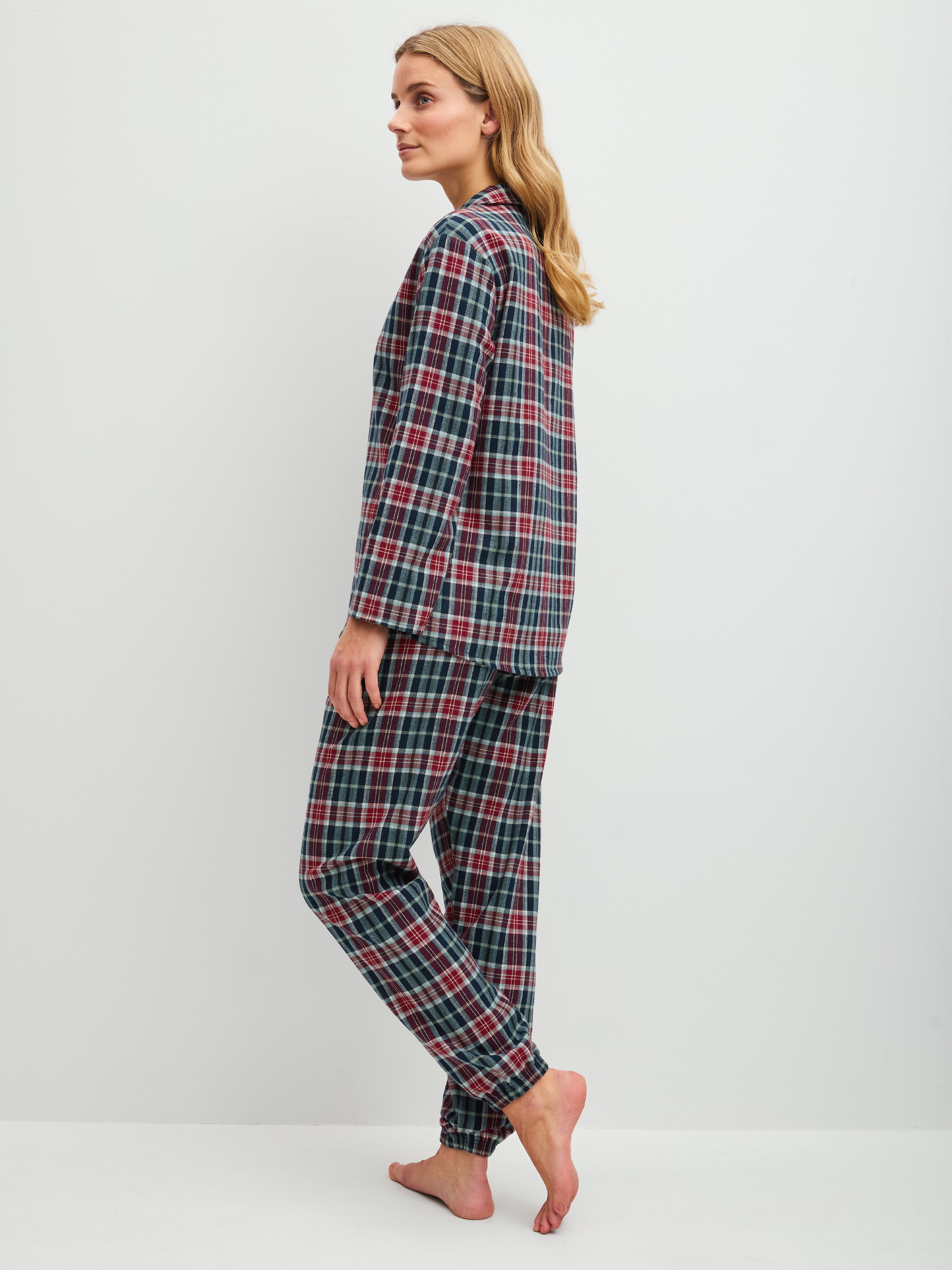 Damen-Model trägt Flanell-Pyjama mit Knöpfen aus 100% Baumwolle in Blau, Kariert aus Serie Holiday Dreams von CALIDA, Rückansicht