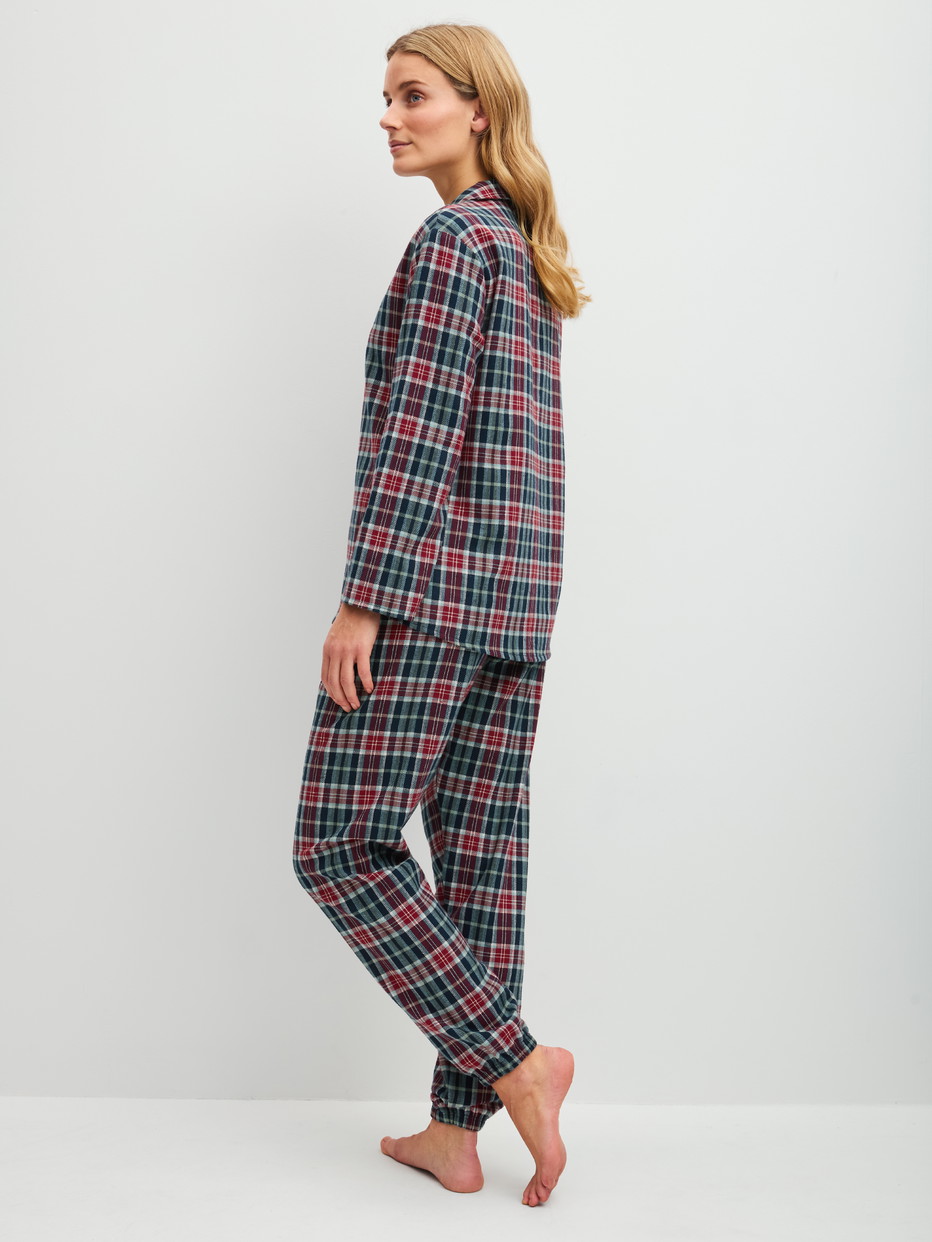 Damen-Model trägt Flanell-Pyjama mit Knöpfen aus 100% Baumwolle in Blau, Kariert aus Serie Holiday Dreams von CALIDA, Rückansicht