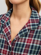Damen-Model trägt Flanell-Pyjama mit Knöpfen aus 100% Baumwolle in Blau, Kariert aus Serie Holiday Dreams von CALIDA, Detail
