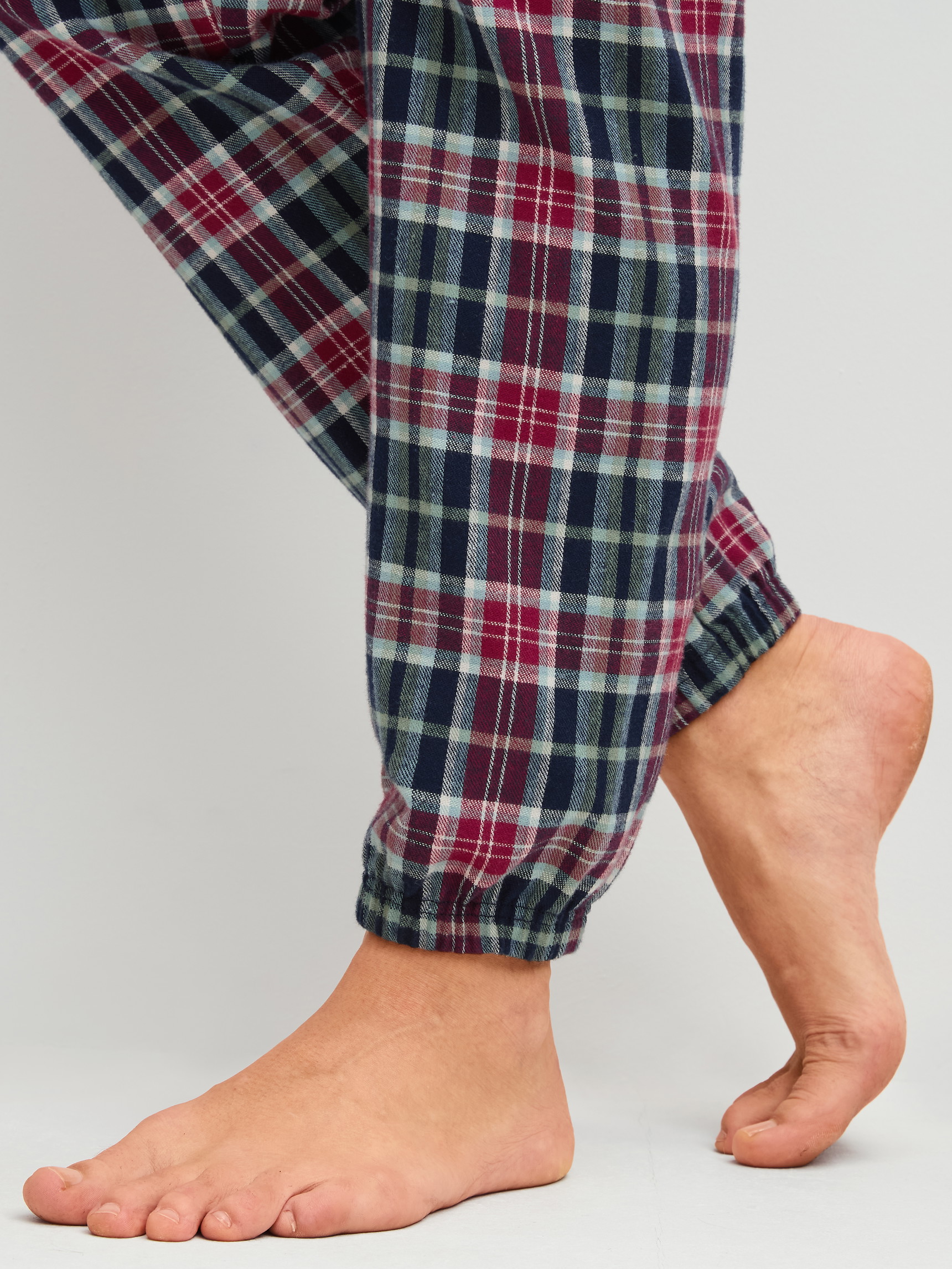 Damen-Model trägt Flanell-Pyjama mit Knöpfen aus 100% Baumwolle in Blau, Kariert aus Serie Holiday Dreams von CALIDA, Detail