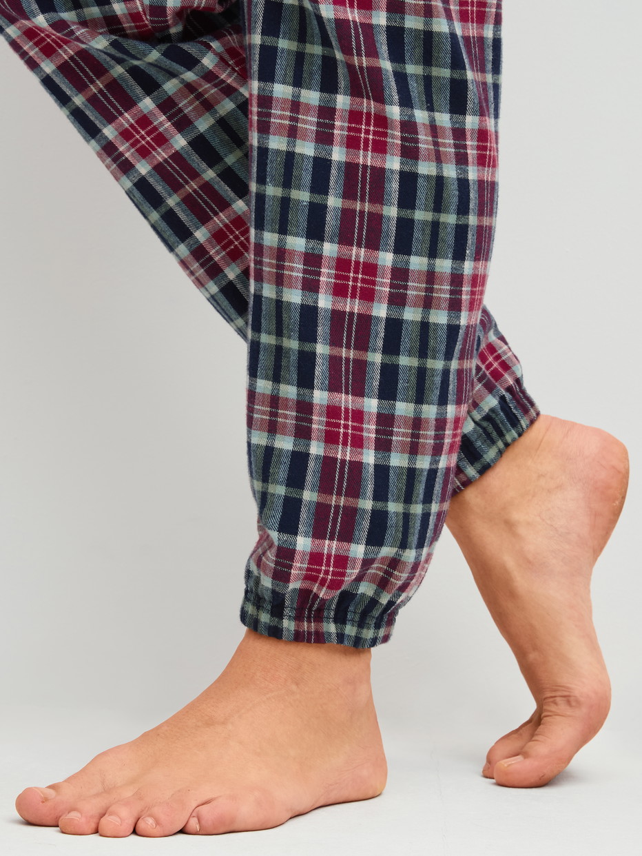 Damen-Model trägt Flanell-Pyjama mit Knöpfen aus 100% Baumwolle in Blau, Kariert aus Serie Holiday Dreams von CALIDA, Detail