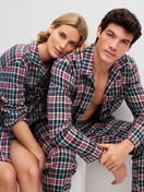 Damen-Model trägt Flanell-Pyjama mit Knöpfen aus 100% Baumwolle in Blau, Kariert aus Serie Holiday Dreams von CALIDA, Zusatzbild