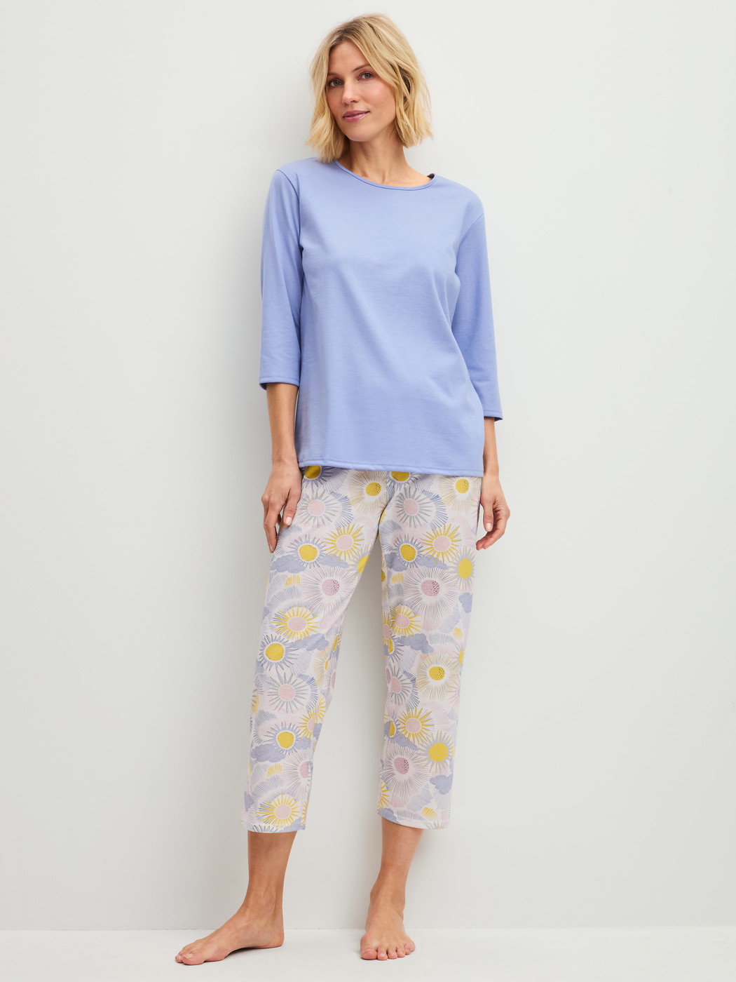 Le mannequin Femme porte le/la 7/8 - Pyjama en 100% coton de couleur Bleu, À motifs, de la série EDITION 85 de CALIDA, Vue de face