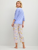 Le mannequin Femme porte le/la 7/8 - Pyjama en 100% coton de couleur Bleu, À motifs, de la série EDITION 85 de CALIDA, Vue arrière