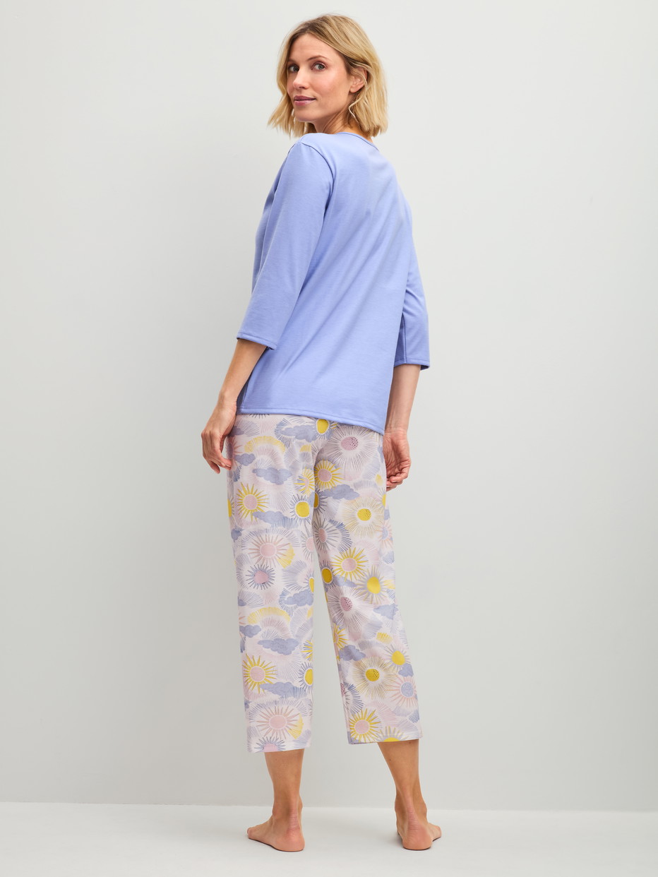Damen-Model trägt 7/8-Pyjama aus 100% Baumwolle in Blau, Gemustert aus Serie EDITION 85 von CALIDA, Rückansicht