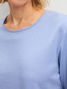 Le mannequin Femme porte le/la 7/8 - Pyjama en 100% coton de couleur Bleu, À motifs, de la série EDITION 85 de CALIDA, Détail
