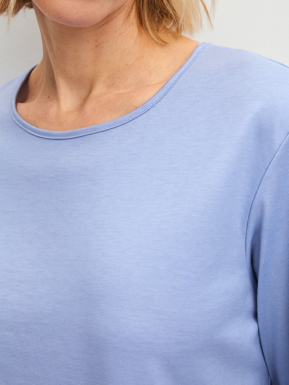 Damen-Model trägt 7/8-Pyjama aus 100% Baumwolle in Blau, Gemustert aus Serie EDITION 85 von CALIDA, Detail