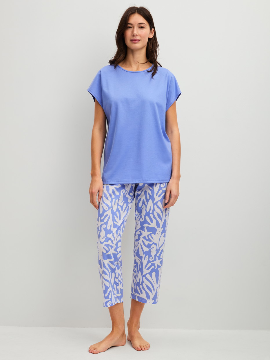 Damen-Model trägt 7/8-Pyjama aus 100% Baumwolle in Blau, Floral aus Serie Cotton Special von CALIDA, Vorderansicht