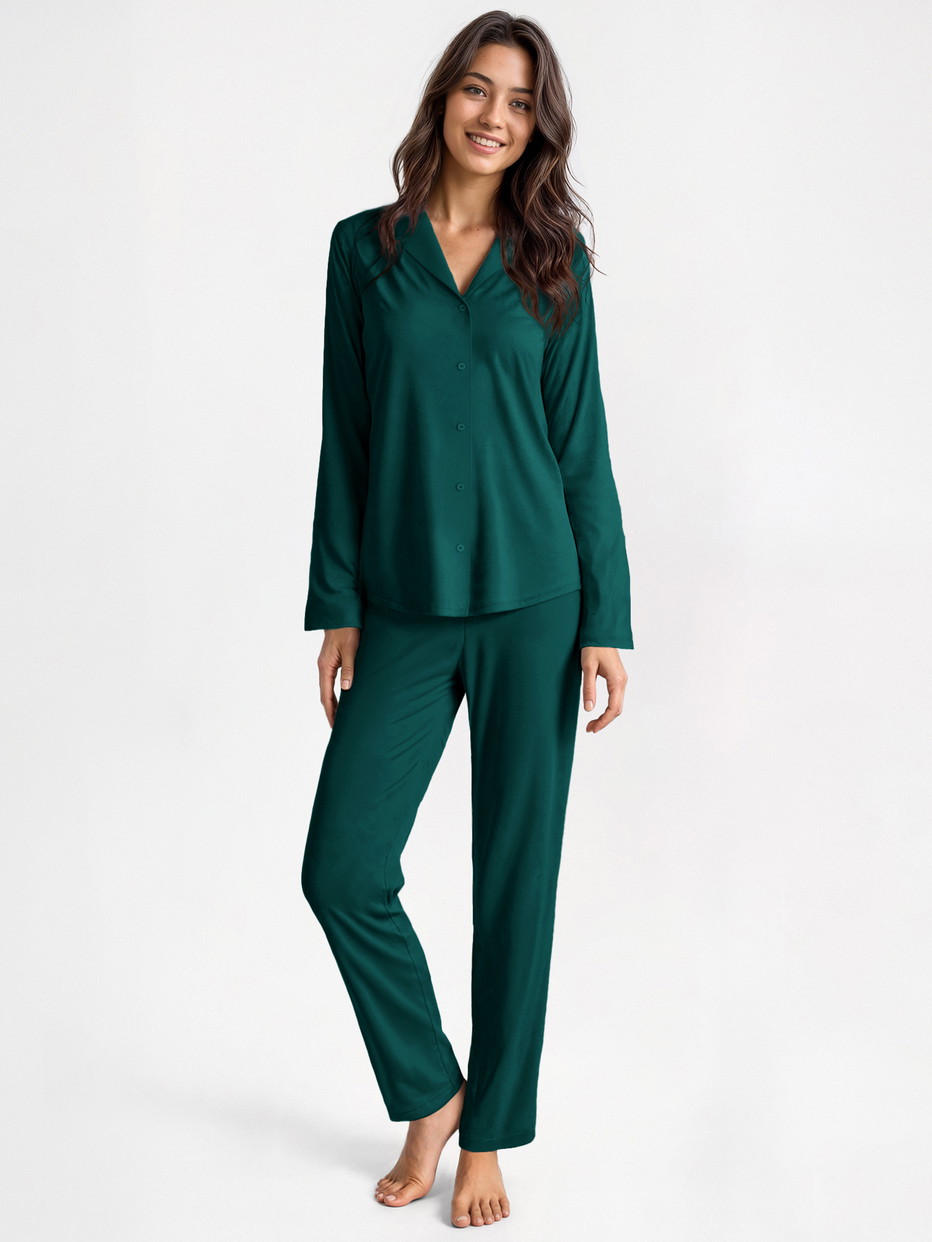Damen-Model trägt Pyjama mit Knöpfen aus Lyocell in Grün, Einfarbig aus Serie Nightwear Xtra von CALIDA, Vorderansicht