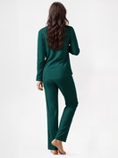 Damen-Model trägt Pyjama mit Knöpfen aus Lyocell in Grün, Einfarbig aus Serie Nightwear Xtra von CALIDA, Rückansicht