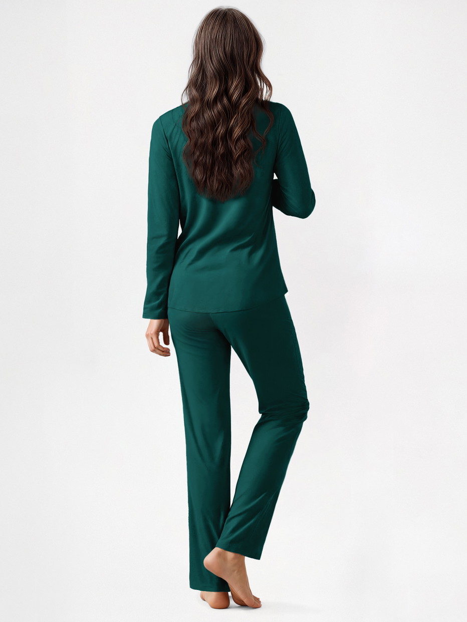 Damen-Model trägt Pyjama mit Knöpfen aus Lyocell in Grün, Einfarbig aus Serie Nightwear Xtra von CALIDA, Rückansicht