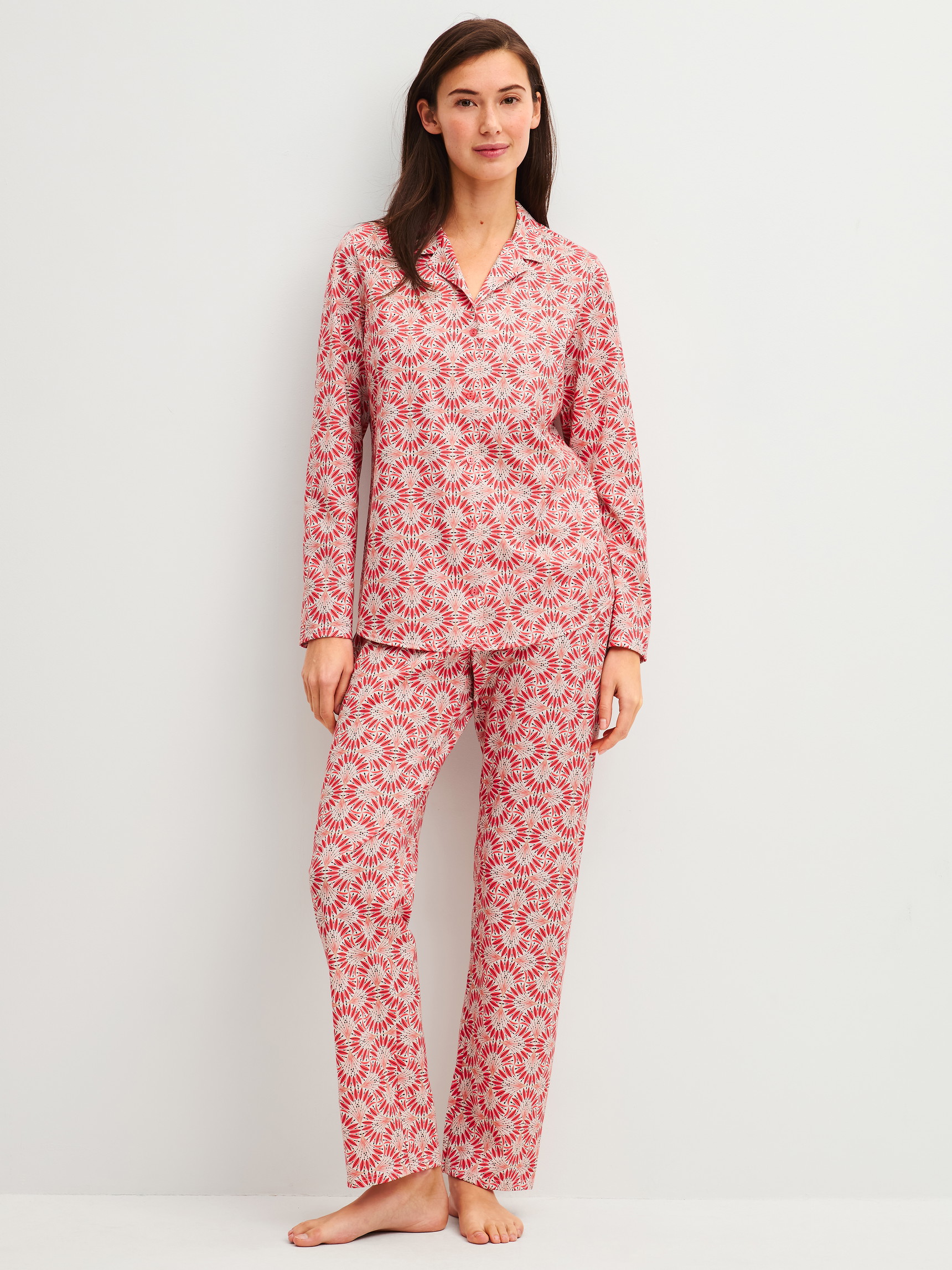 La modella / Il modello Donna indossa Pigiama con bottoni in 100% cotone di colore Rosso, Modello, della serie Cotton Special di CALIDA, Vista frontale