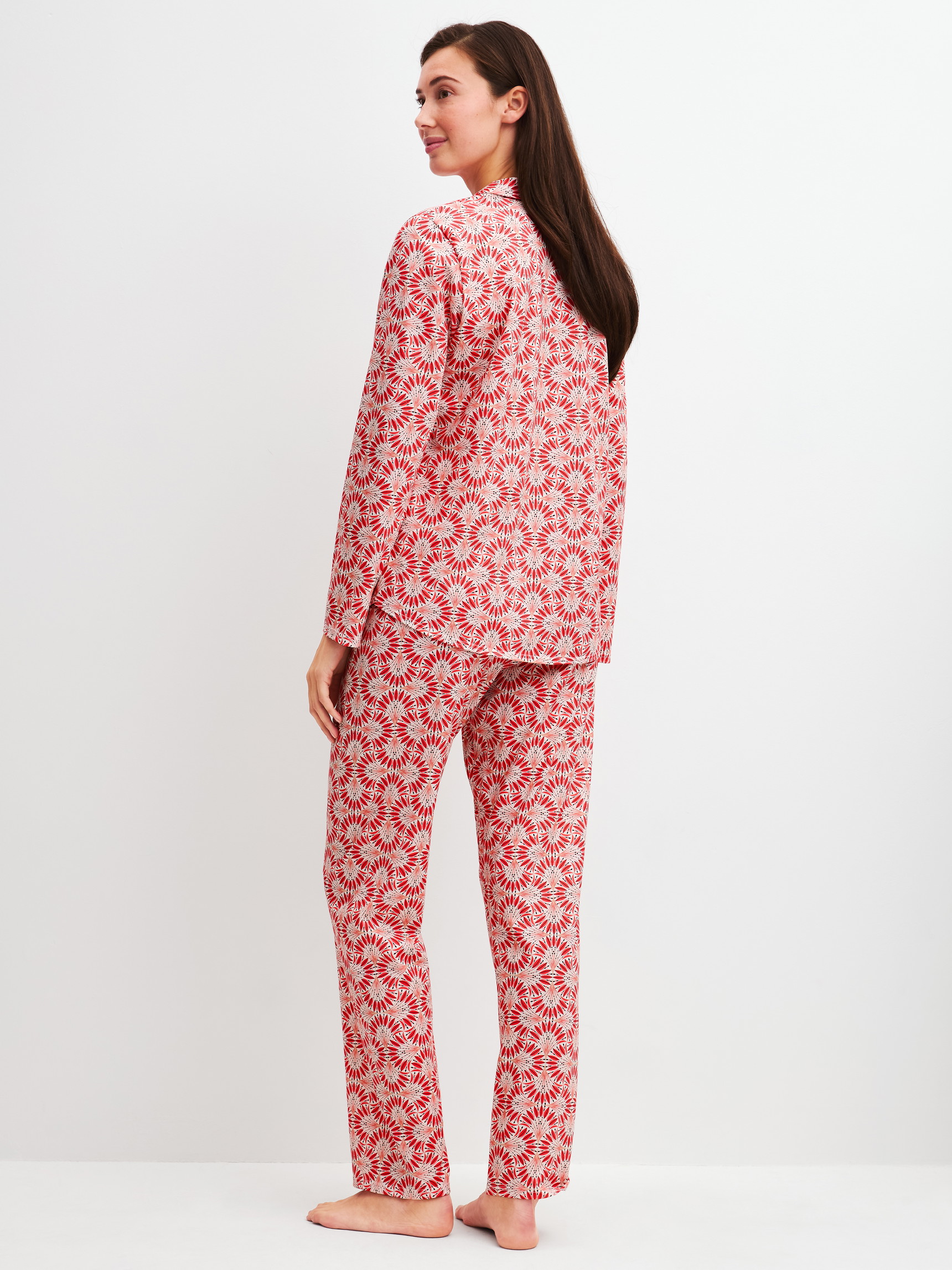 La modella / Il modello Donna indossa Pigiama con bottoni in 100% cotone di colore Rosso, Modello, della serie Cotton Special di CALIDA, Vista posteriore