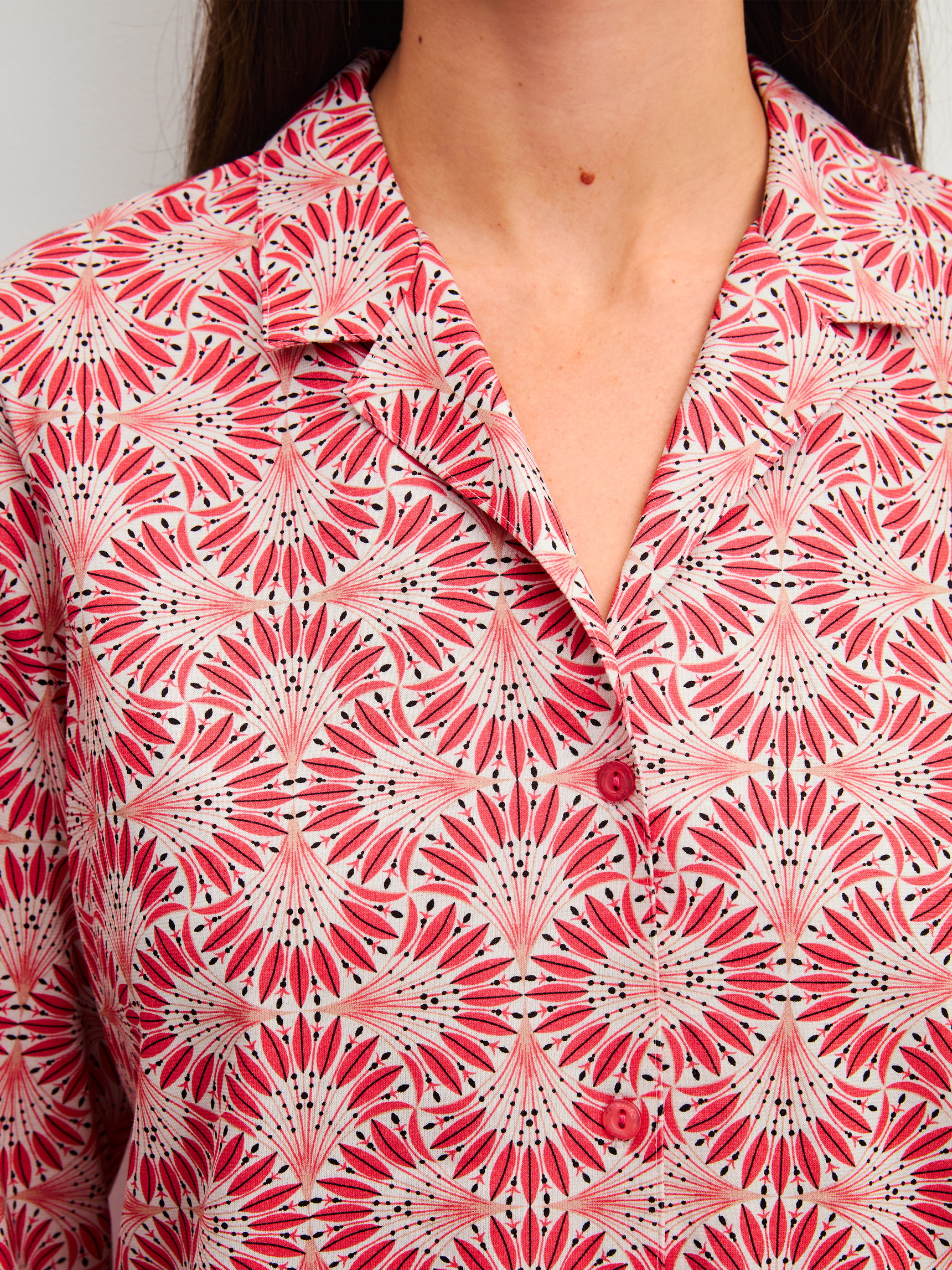 La modella / Il modello Donna indossa Pigiama con bottoni in 100% cotone di colore Rosso, Modello, della serie Cotton Special di CALIDA, Dettaglio