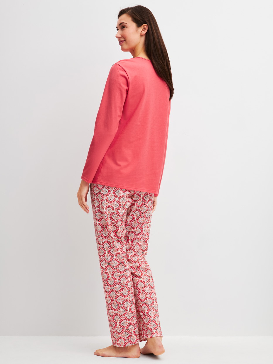 Damen-Model trägt Pyjama, lang aus 100% Baumwolle in Rot, Gemustert aus Serie Cotton Special von CALIDA, Rückansicht