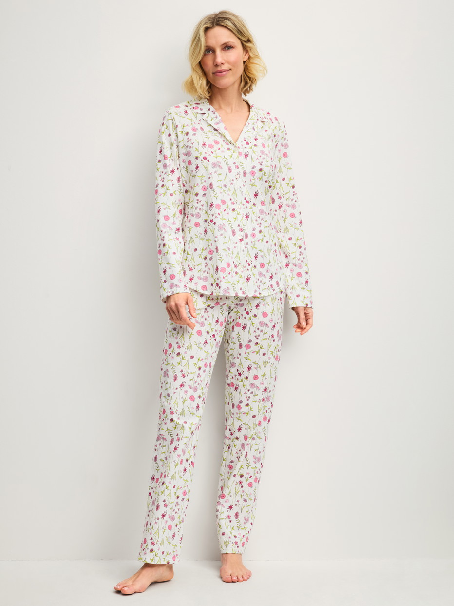 Le mannequin Femme porte le/la Pyjama à boutons en 100% coton de couleur Rose, Floral, de la série Cotton Special de CALIDA, Vue de face
