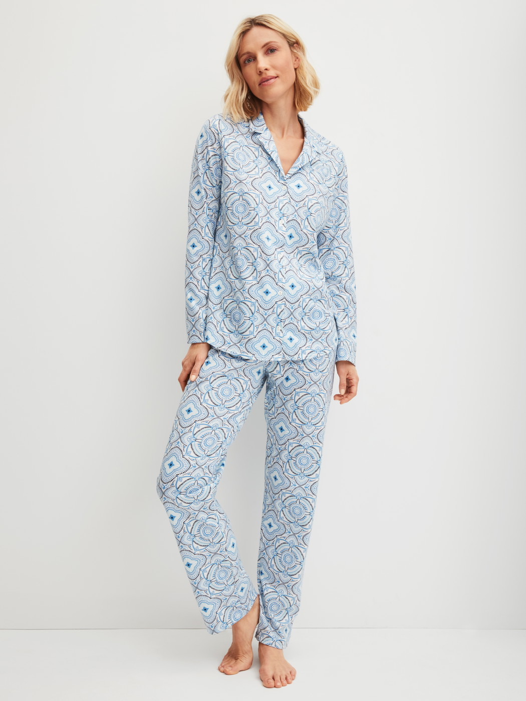 Le mannequin Femme porte le/la Pyjama à boutons en 100% coton de couleur Bleu, À motifs, de la série Cotton Special de CALIDA, Vue de face