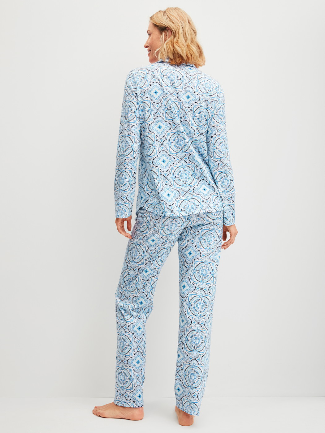 Le mannequin Femme porte le/la Pyjama à boutons en 100% coton de couleur Bleu, À motifs, de la série Cotton Special de CALIDA, Vue arrière