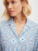 Le mannequin Femme porte le/la Pyjama à boutons en 100% coton de couleur Bleu, À motifs, de la série Cotton Special de CALIDA, Détail