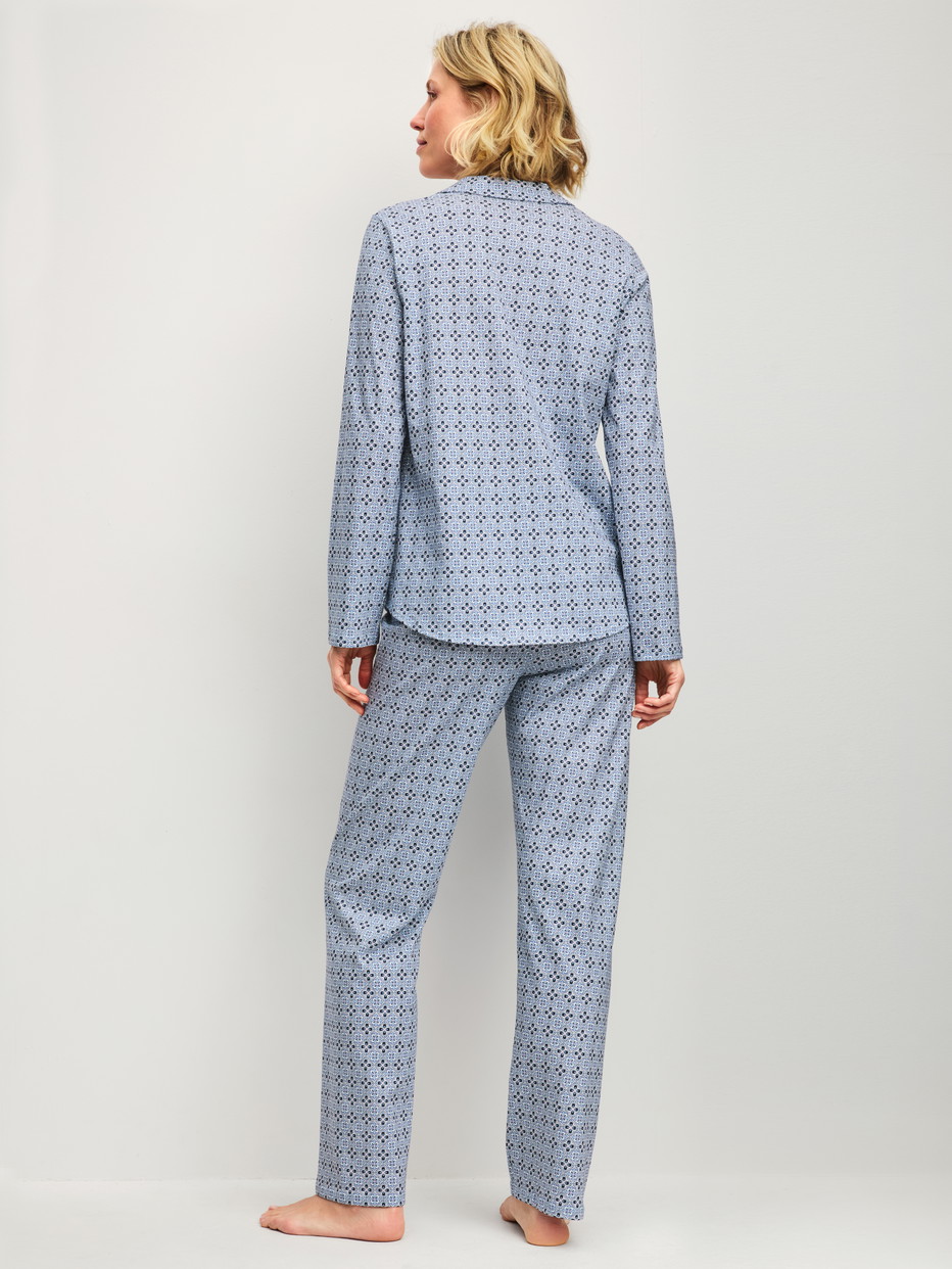 Damen-Model trägt Pyjama mit Knöpfen aus 100% Baumwolle in Grau, Gemustert aus Serie Cotton Special von CALIDA, Rückansicht