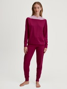 Damen-Model trägt Bündchen-Pyjama aus 100% Baumwolle in Rosa, Einfarbig aus Serie Soulmate von CALIDA, Vorderansicht