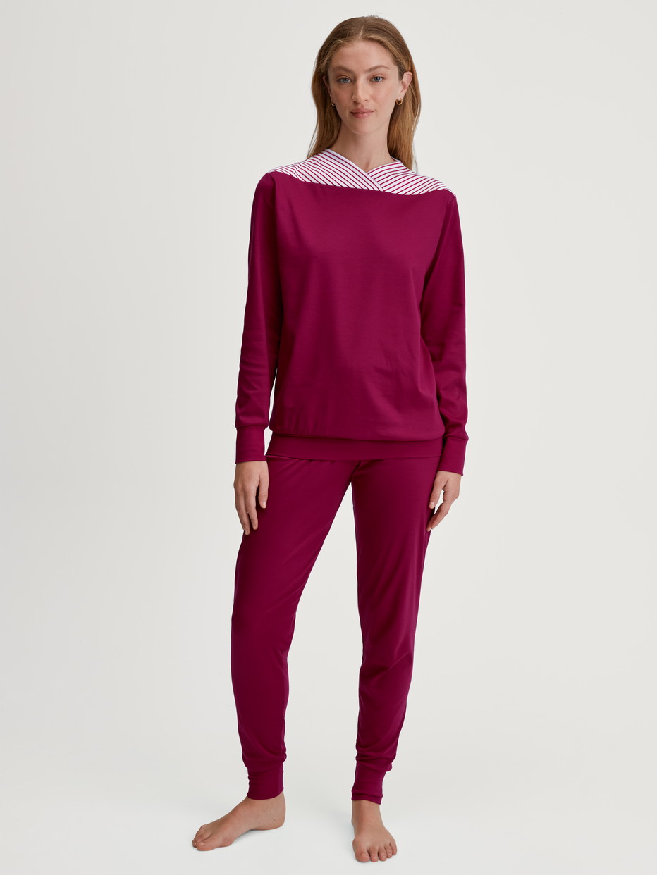 Damen-Model trägt Bündchen-Pyjama aus 100% Baumwolle in Rosa, Einfarbig aus Serie Soulmate von CALIDA, Vorderansicht