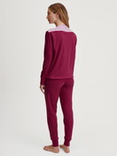 Damen-Model trägt Bündchen-Pyjama aus 100% Baumwolle in Rosa, Einfarbig aus Serie Soulmate von CALIDA, Rückansicht