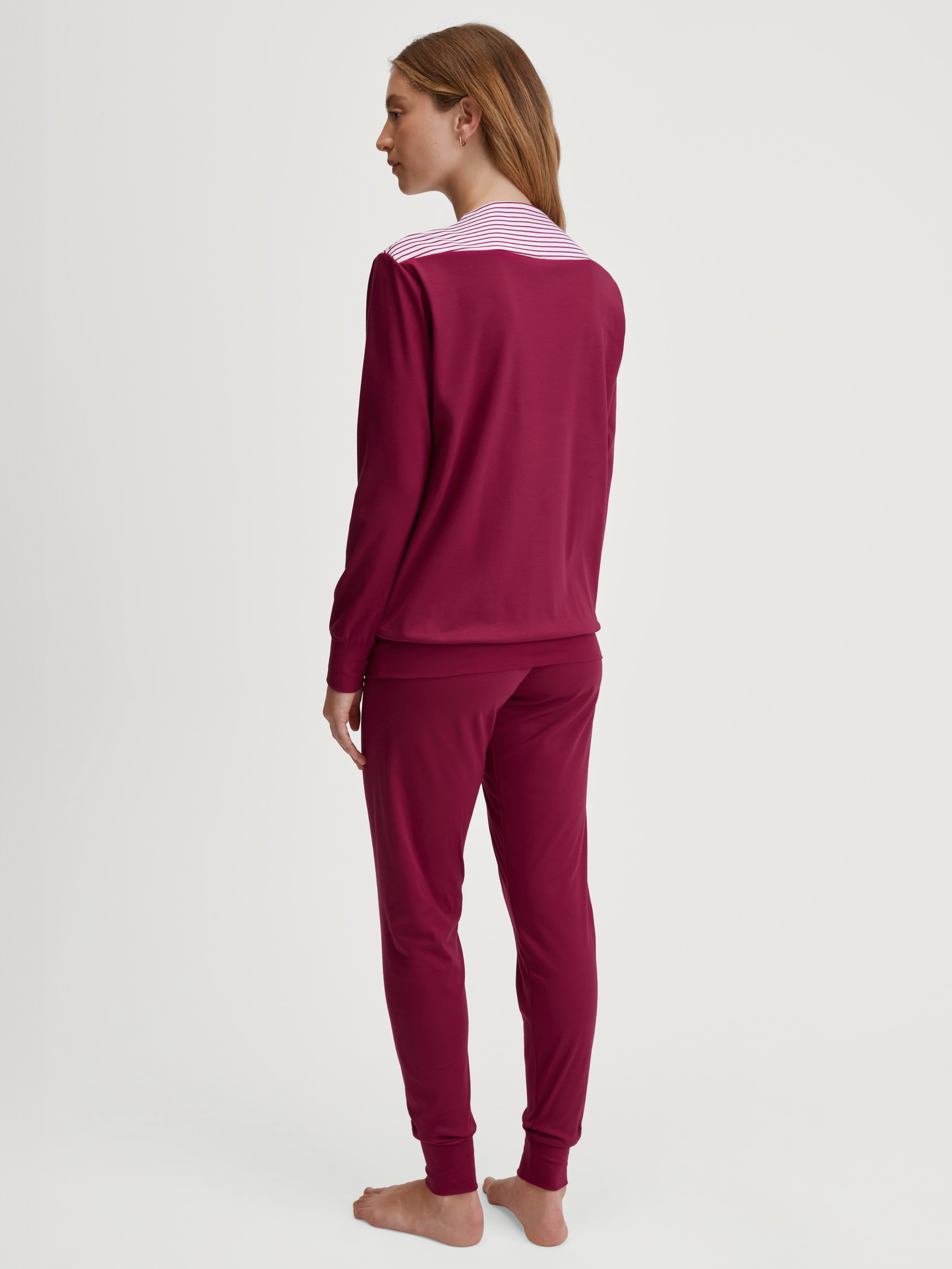 La modella / Il modello Donna indossa Pigiama con polsini in 100% cotone di colore Rosa, Tinta unita, della serie Soulmate di CALIDA, Vista posteriore