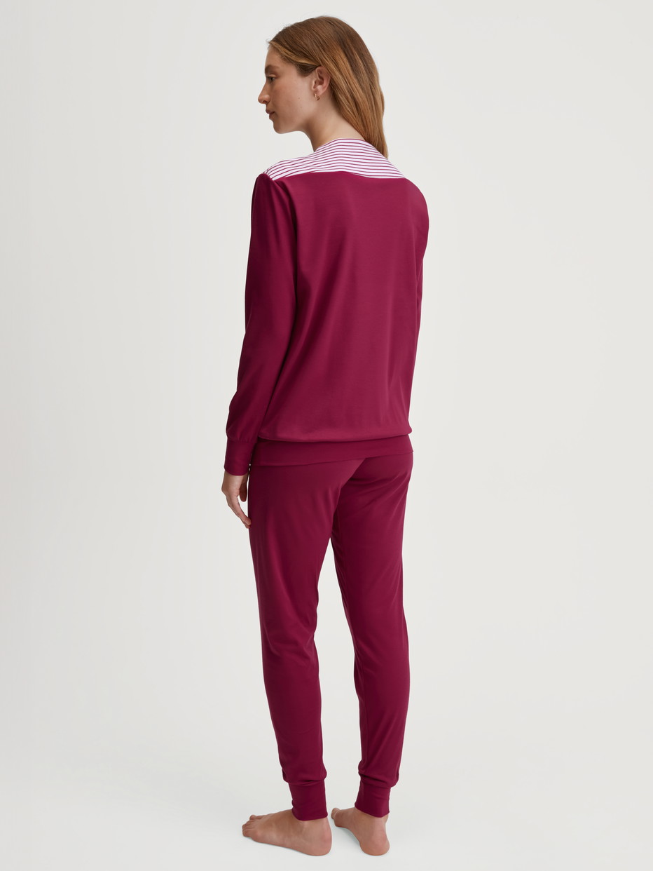 Damen-Model trägt Bündchen-Pyjama aus 100% Baumwolle in Rosa, Einfarbig aus Serie Soulmate von CALIDA, Rückansicht