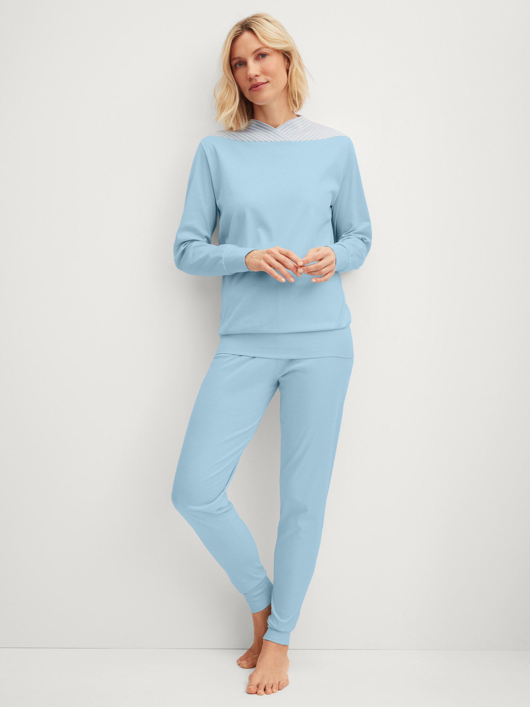 Le mannequin Femme porte le/la Pyjama avec bords élastiques en 100% coton de couleur Bleu, Unicolore, de la série Season Special de CALIDA, Vue de face