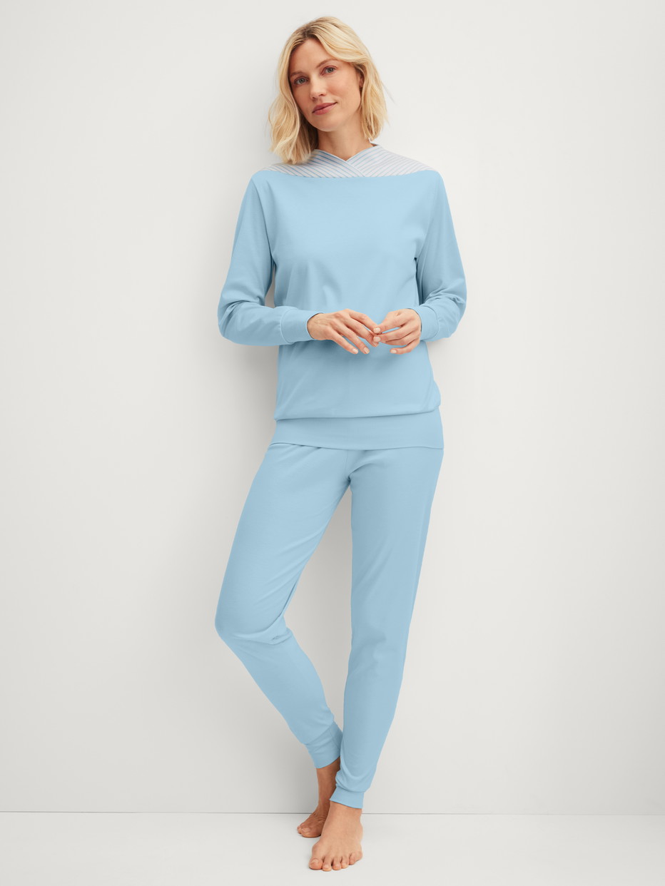 Damen-Model trägt Bündchen-Pyjama aus 100% Baumwolle in Blau, Einfarbig aus Serie Season Special von CALIDA, Vorderansicht