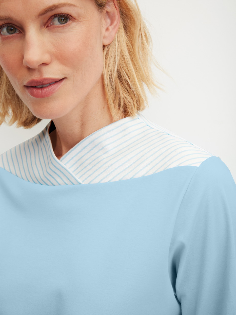 Damen-Model trägt Bündchen-Pyjama aus 100% Baumwolle in Blau, Einfarbig aus Serie Season Special von CALIDA, Detail