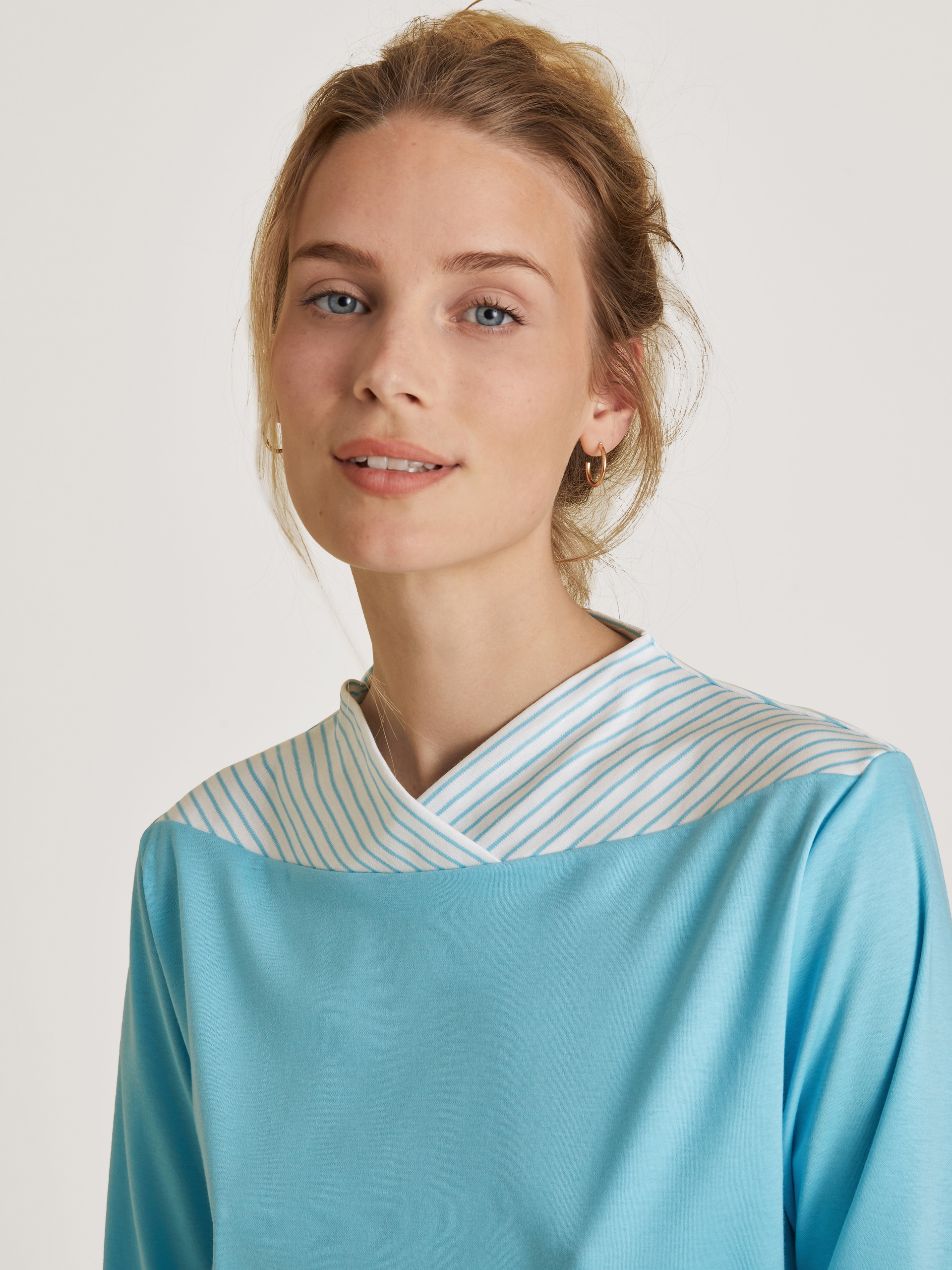 Women model is wearing Pyjama with cuff made of 100% Cotton in Turquoise, Striped from the Soulmate series by CALIDA, Front view, Outfit