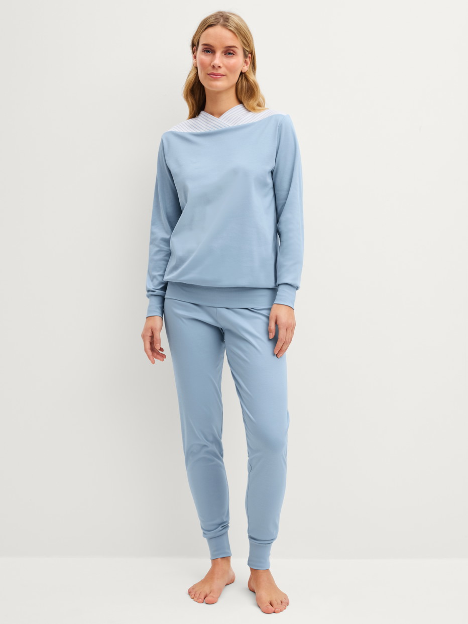 Le mannequin Femme porte le/la Pyjama avec bords élastiques en 100% coton de couleur Gris, Rayée, de la série Soulmate de CALIDA, Vue de face