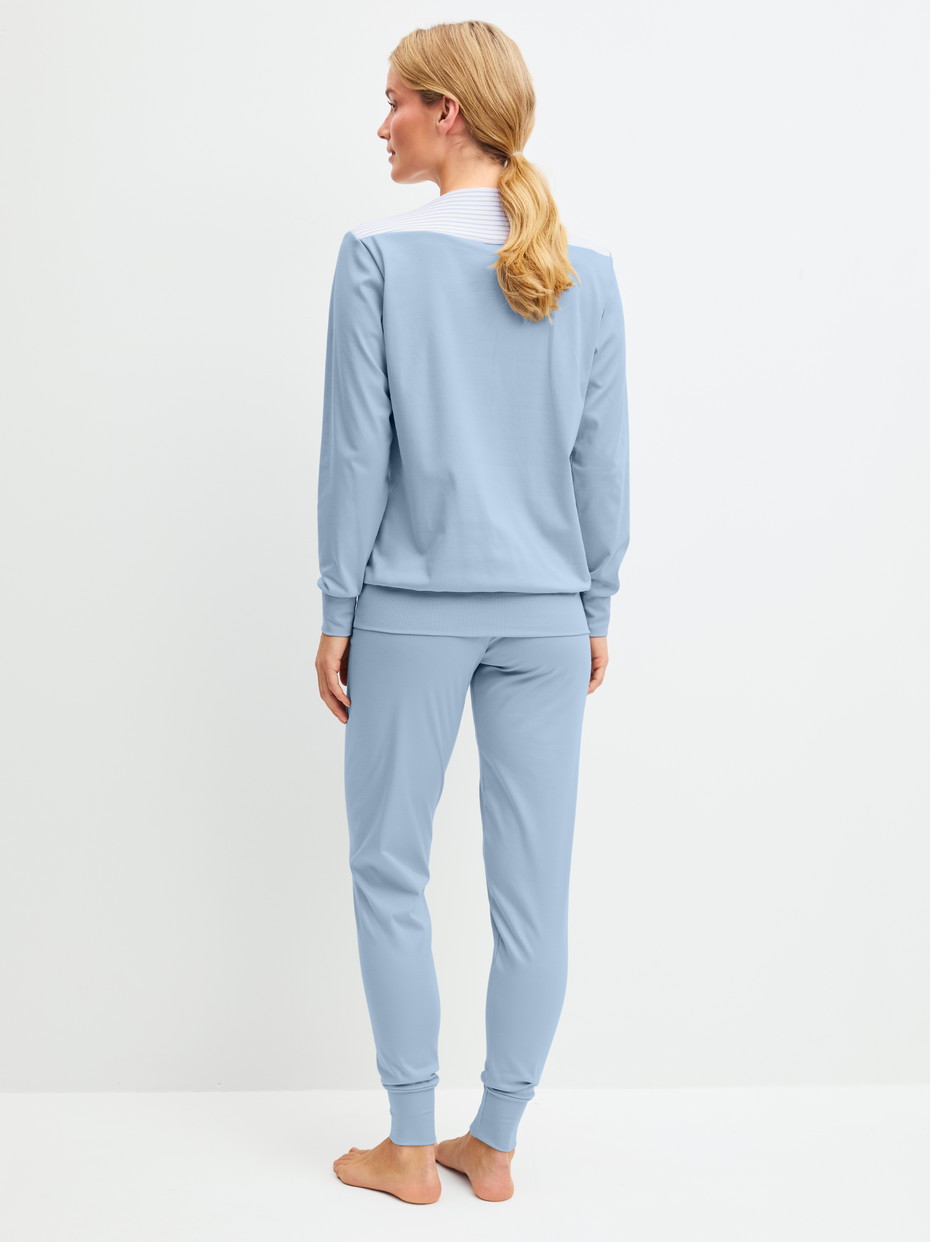 Le mannequin Femme porte le/la Pyjama avec bords élastiques en 100% coton de couleur Gris, Rayée, de la série Soulmate de CALIDA, Vue arrière