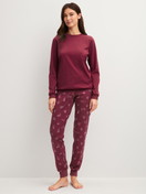 Damen-Model trägt Bündchen-Pyjama aus 100% Baumwolle in Rot, Gemustert aus Serie Family & Friends von CALIDA, Vorderansicht