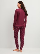 Damen-Model trägt Bündchen-Pyjama aus 100% Baumwolle in Rot, Gemustert aus Serie Family & Friends von CALIDA, Rückansicht