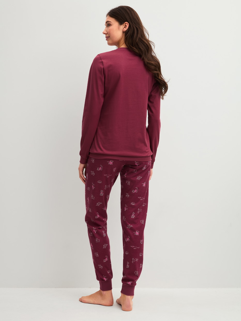 Damen-Model trägt Bündchen-Pyjama aus 100% Baumwolle in Rot, Gemustert aus Serie Family & Friends von CALIDA, Rückansicht