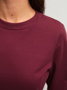 Damen-Model trägt Bündchen-Pyjama aus 100% Baumwolle in Rot, Gemustert aus Serie Family & Friends von CALIDA, Detail
