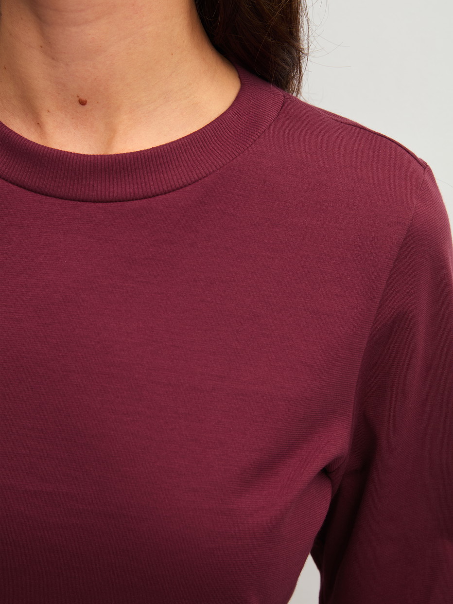 Damen-Model trägt Bündchen-Pyjama aus 100% Baumwolle in Rot, Gemustert aus Serie Family & Friends von CALIDA, Detail