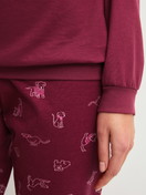 Damen-Model trägt Bündchen-Pyjama aus 100% Baumwolle in Rot, Gemustert aus Serie Family & Friends von CALIDA, Detail