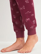Damen-Model trägt Bündchen-Pyjama aus 100% Baumwolle in Rot, Gemustert aus Serie Family & Friends von CALIDA, Detail